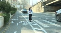 Bakıda absurd mənzərə: Piyada zolağı var, amma keçməyə yer yoxdur &ndash; VİDEO