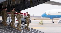 İranda həlak olan ABŞ hərbçilərinin cənazələri vətənlərinə gətirildi - Tramp qarşıladı - VİDEO