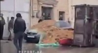 Yük maşını aşdı, gübrə digər avtomobilin üzərinə töküldü - VİDEO