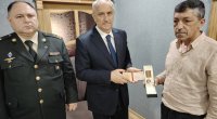 Qusarın icra başçısı aprel şəhidinin medalını ailəsinə təqdim edib - FOTO