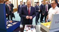 Çinli mühəndis Putinə çini qablar dəsti hədiyyə etdi
