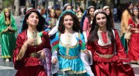 Bakıda rəngli mənzərə: Azərbaycan xanımları milli geyimlərdə - FOTOLAR