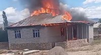 Şərurda yarımtikili ev yandı