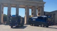 Berlin polisi su şırnaqları ilə yüzlərlə insanın köməyinə çatdı - VİDEO