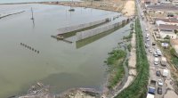 Tikilməkdə olan yol və körpünü su basdı, iş dayandı - VİDEO