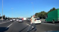 Sürətli yolda həyatını təhlükəyə atdı &ndash; VİDEO