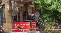 Bərbərxanada iki nəfər girov götürüldü: Cinayətkar saxlanıldı &ndash; VİDEO