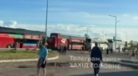 Ukrayna-Polşa sərhədində kilometrlərlə növbə: Gözləmə müddəti 13 saata çatıb - VİDEO