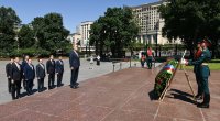 Ceyhun Bayramov Moskvada "Naməlum əsgər" məzarını ziyarət etdi - FOTO