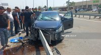 Goranboyda maşın arakəsməyə çırpıldı - Xəsarət alanlar var - FOTO