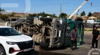 Bakıda TIR aşdı: Dizel yola dağıldı - VİDEO