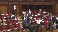 Ermənistan parlamentində gərginlik: Deputat zaldan qovuldu - VİDEO