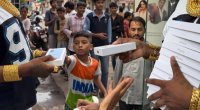 Həmin faciədən sonra küçədə pulsuz &ldquo;iPhone&rdquo; payladı &ndash; Video