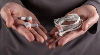 İnsanlar yenidən kabel qulaqlıqlara qayıdır: Səbəbi nədir?