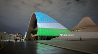 Heydər Əliyev Mərkəzi Özbəkistan bayrağının rəngləri ilə işıqlandırılıdı - FOTO/VİDEO