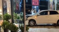 Avtomobil şəhid abidəsinə çırpıldı- Video