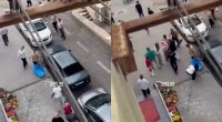 Binanın eyvanından şüşə qopdu, qadının başına düşdü &ndash; VİDEO