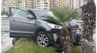 Sumqayıtda avtomobil işıq dirəyini aşırdı - FOTO