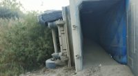 Siyəzəndə qumla dolu yük maşını aşdı - FOTO