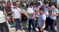 Şəhidlər Xiyabanında kövrək anlar - Uşaqlar &ldquo;Xudayar təsnifi&rdquo;ni ifa etdilər &ndash; VİDEO