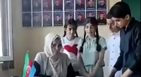 Müəllim dərs keçmək əvəzinə şagirdlərə Xameneyiyə həsr olunan mahnı oxutdurdu - VİDEO