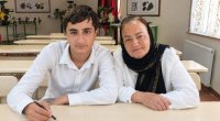 63 yaşlı nənə 16 yaşlı nəvəsi ilə eyni liseydə oxuyur – FOTO
