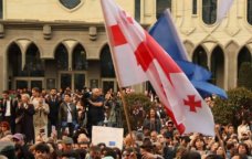 Gürcüstanda parlament binası qarşısında aksiya KEÇİRİLİR - VİDEO 
