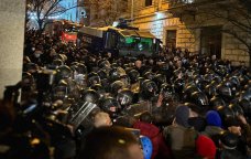 Tbilisidə VƏZİYYƏT GƏRGİNDİR: Polislə etirazçılar arasında toqquşma başlayıb - VİDEO  