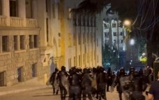 Tbilisidə SON VƏZİYYƏT: Etirazçılarla polis arasında qarşıdurma yaşanır - VİDEO 