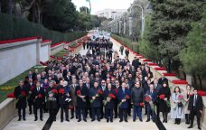 Azərbaycanda akkreditə olunmuş diplomatlar Şəhidlər xiyabanını ziyarət etdilər - FOTO