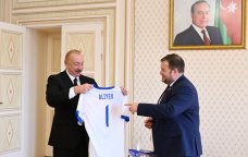 Böyük Britaniyalı nazirdən İlham Əliyevə maraqlı hədiyyə - FOTO