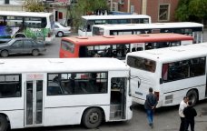 İctimai nəqliyyatda TRAGİKOMİK MƏNZƏRƏ – “Sərnişinlər qiymət fərqinə görə köhnə avtobuslara üz tutur”