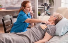Tibb bacılarının ÖZBAŞINALIĞI – Evlərdə vurulan antibiotik və sistemlərə niyə NƏZARƏT yoxdur?