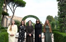 Mehriban Əliyeva və ailə üzvləri Vatikan bağlarında – FOTO/VİDEO