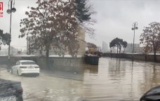 Bakının mərkəzində bu küçəni su basdı – VİDEO