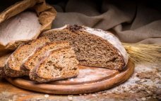 Marketlərdə “qara çörək” TƏLƏSİ – Çovdar unu əvəzinə rəngləndiricidən İSTİFADƏ OLUNUR