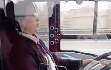 “BakuBus”un qadın sürücüsünün yüksək səslə mahnı dinlədiyi iddialarına RƏSMİ CAVAB – VİDEO