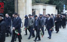 Vətəndaşlar Ulu Öndərin xatirəsini anmaq üçün Fəxri xiyabana axın edir – FOTO/VİDEO