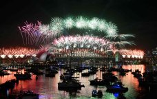 Yeni ili tez qarşılayan ölkələrdə BAYRAM COŞQUSU - VİDEO