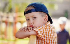 Sakit uşaqlar - Utancaqlıq, yoxsa psixoloji narahatlıq?