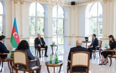 Prezident yerli televiziya kanallarına müsahibə verdi &ndash; FOTO