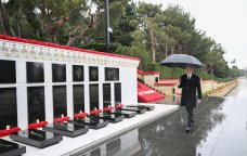 İlham Əliyev 20 Yanvar şəhidlərinin xatirəsini yad etdi - FOTO
