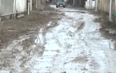 Salyan sakinlərinin yol PROBLEMİ: "Palçığın içində itib-batmışıq" - VİDEO