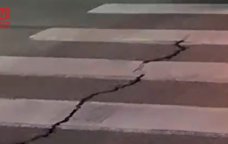 Bakının mərkəzində TƏHLÜKƏ – Yoldakı çatlar gün keçdikcə böyüyür - VİDEO