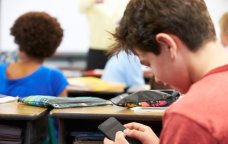 Şagirdlərdə telefon asılılığının QORXUNC FƏSADLARI – Qadağalar tətbiq etməyin VAXTIDIR