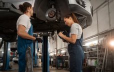 Maşınların “dərdi”ni bilən USTA XANIMLAR - Azərbaycanda qadınlardan ibarət təmir servis xidməti yaradılır? – VİDEO