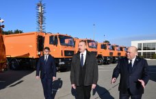 İlham Əliyev Bakıda məişət tullantıları daşıyan texnikalarla tanış oldu - FOTO