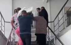 Doğuşa gələn xəstəni pilləkənlə qaldırdılar - Gəncə xəstəxanasındakı görüntülərlə bağlı RƏSMİ AÇIQLAMA &ndash; VİDEO