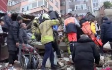 İstanbulda iki bina çökdü - Dağıntılar altında qalanlar var - VİDEO