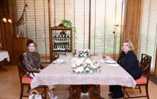 Birinci xanımlar lançda - FOTO